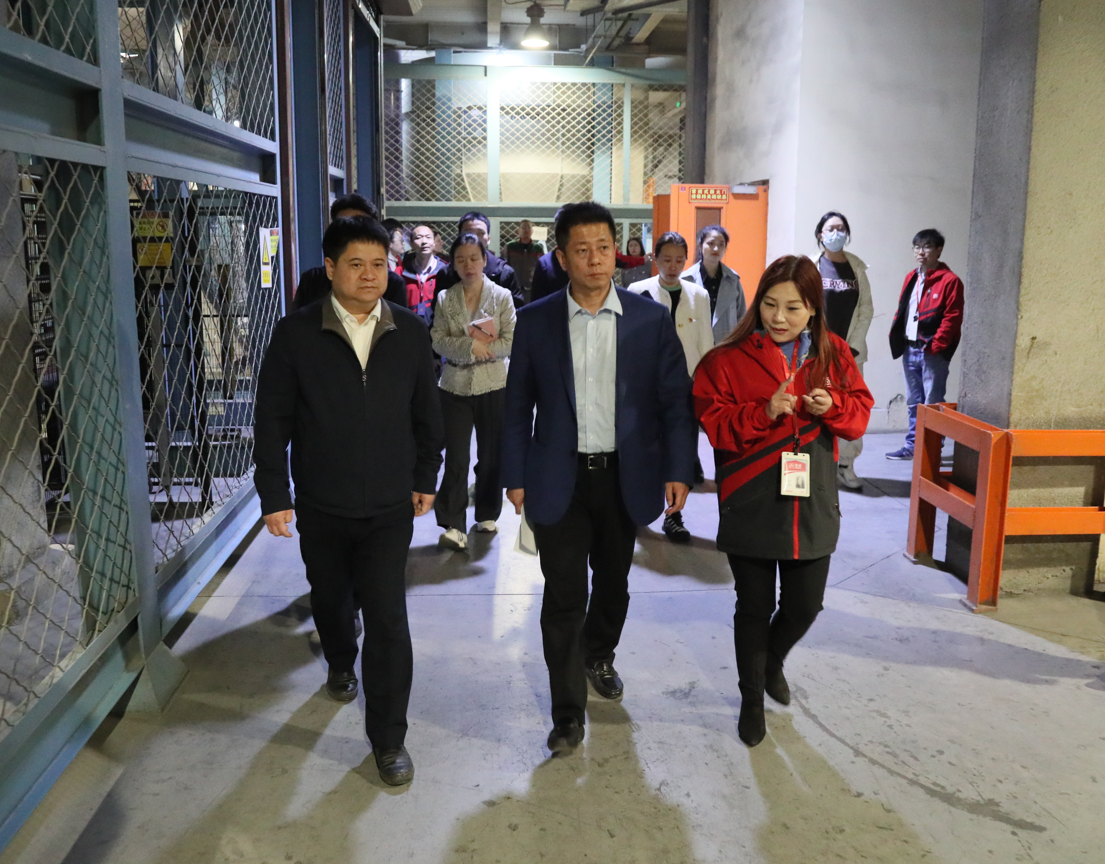 經(jīng)開區(qū)工委副書記、組織人事部部長于淼一行蒞臨美巢參觀督導(dǎo)